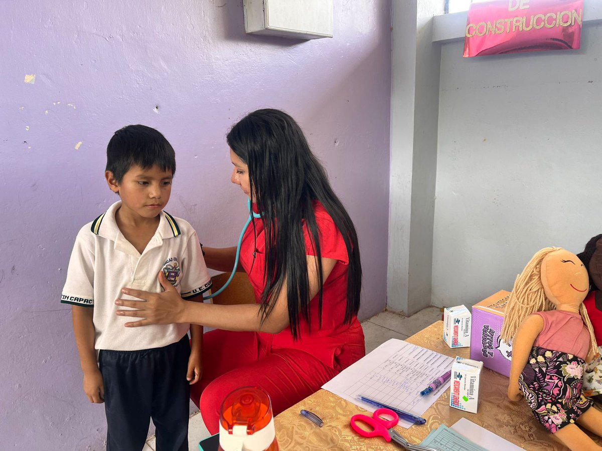 Salud_Loja's tweet photo. #Portovelo | En la Unidad Educativa Curtincapac, el personal de salud realizó una jornada médica para niñas y niños de 3 a 5 años, con controles preventivos contra la desnutrición, suplementación con vitamina A y charlas por el Día Internacional del Cáncer Infantil. https://t.co/JTaJxlhosR