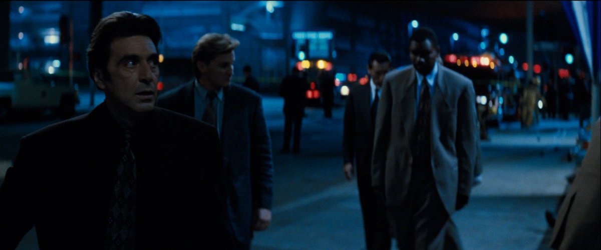 Eu adoro que nos filmes dos anos 90 as cenas noturnas são iluminadas com esse azul fortíssimo.