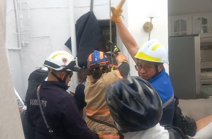 UNA MUJER SE IBA A METER A BAÑAR Y COLAPSÓ EL PISO; CAYÓ A UNA PROFUNDIDAD DE 4 METROS

Información extendida aquí: elojodeaguascalientes.com/2026/02/una-mu…

#Aguascalientes #Noticias