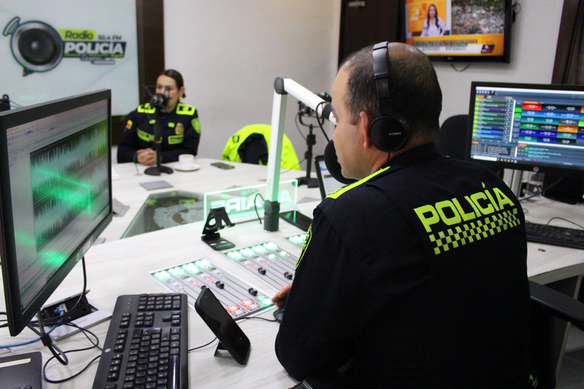 FORPO's tweet photo. #FORPO Presente en la Emisora de la Policía Nacional con nuestra Directora General, Coronel Ana María Luquerna Rodríguez. ¡Tu labor nos inspira! 
#NuevaSedeElectrónica #ForpoSeTransforma #ForpoEsBienestar #FORPOcontigo https://t.co/sDoQ9Y8Lgg