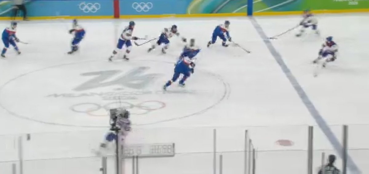 #USASVK #Eishockey #Olympia 
USA gegen Slowakei Weiß-blau gegen Weiß-blau 🥴👍 

Da waren schon ein paar Spiele, wo die Farbwahl schwierig war... Aber das heute schlägt alles 🤦

Wer ist nochmal wer?