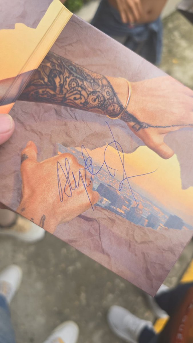 HSanzerosEC's tweet photo. Brazo firmado, brazo tatuado... 😎😎🙌🏻 @AlejandroSanz #guayaquil #yahoraque #AlejandroSanz https://t.co/47I8rSf2UW