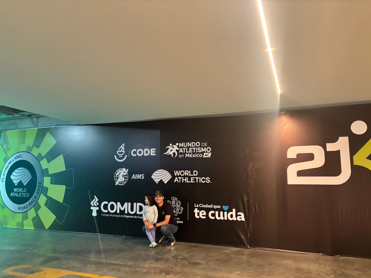 Este año vine con porra al #21k de Guadalajara. 
Créditos a <a href="/MeDicenRubii/">Rubí</a> , quien aún debe configurar su celular para sacar fotos.