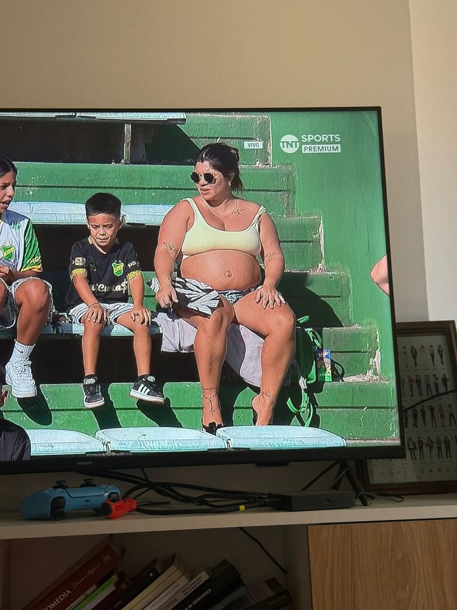 Lo de esta mina haciéndole el aguante al rival? Ya se olvidó que club  es el que le paga las uñas, la peluquería, la ropa Nike que usa la negra de mierda está ?