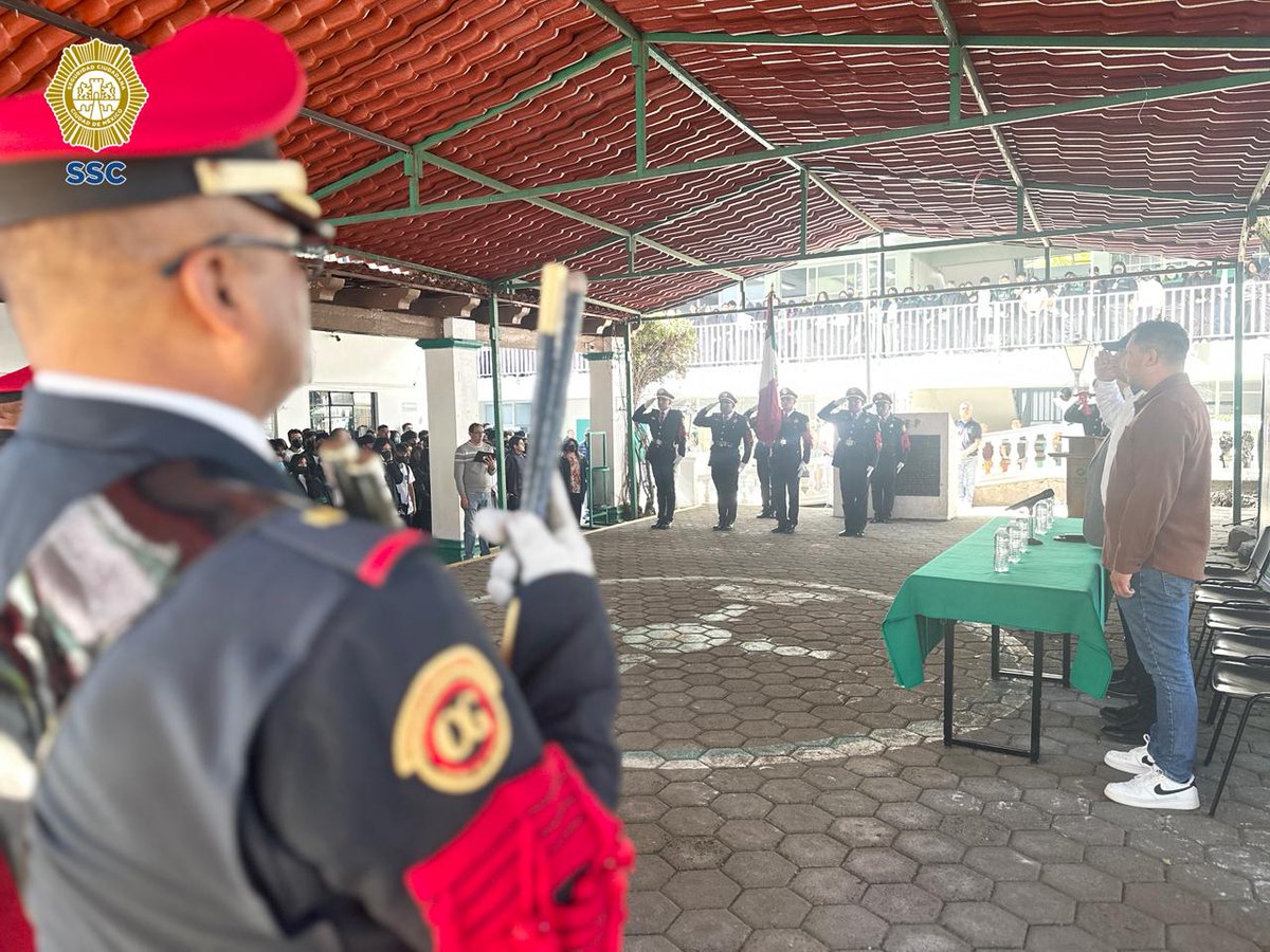 PBI_SSC's tweet photo. #FeriaDeSeguridad 🚨 | La #BandaDeGuerra y la #Escolta de la #PBI de la @SSC_CDMX encabezaron los honores cívicos en el @CONALEP_Mex @XochimilcoAl; posteriormente, el personal instaló su #StandInformativo, en donde promovieron la proximidad social a través de juegos y actividades que fomentaron la convivencia con las y los jóvenes. 👮‍♀️📚👮‍♂️