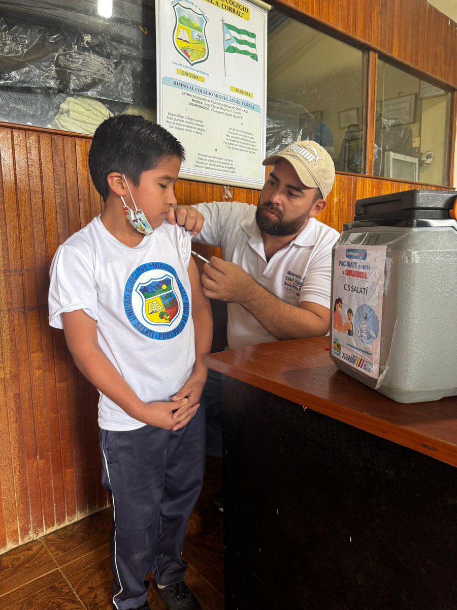 Salud_Loja's tweet photo. #Portovelo | En la Unidad Educativa Miguel Ángel Corral, el personal de salud ejecutó una jornada de vacunación contra sarampión y rubéola, dirigida a la población infantil para reforzar el esquema regular de inmunización 💉🏥💙

#MSPEnTerritorio https://t.co/abYPGkOcpH