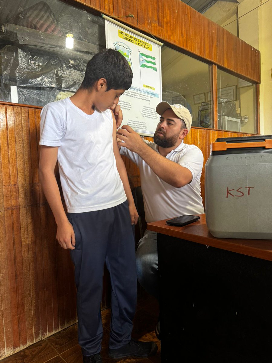 Salud_Loja's tweet photo. #Portovelo | En la Unidad Educativa Miguel Ángel Corral, el personal de salud ejecutó una jornada de vacunación contra sarampión y rubéola, dirigida a la población infantil para reforzar el esquema regular de inmunización 💉🏥💙

#MSPEnTerritorio https://t.co/abYPGkOcpH