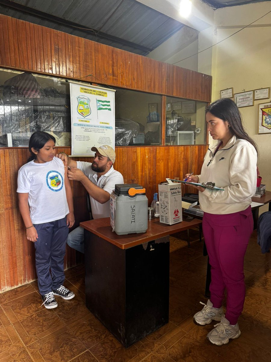 Salud_Loja's tweet photo. #Portovelo | En la Unidad Educativa Miguel Ángel Corral, el personal de salud ejecutó una jornada de vacunación contra sarampión y rubéola, dirigida a la población infantil para reforzar el esquema regular de inmunización 💉🏥💙

#MSPEnTerritorio https://t.co/abYPGkOcpH