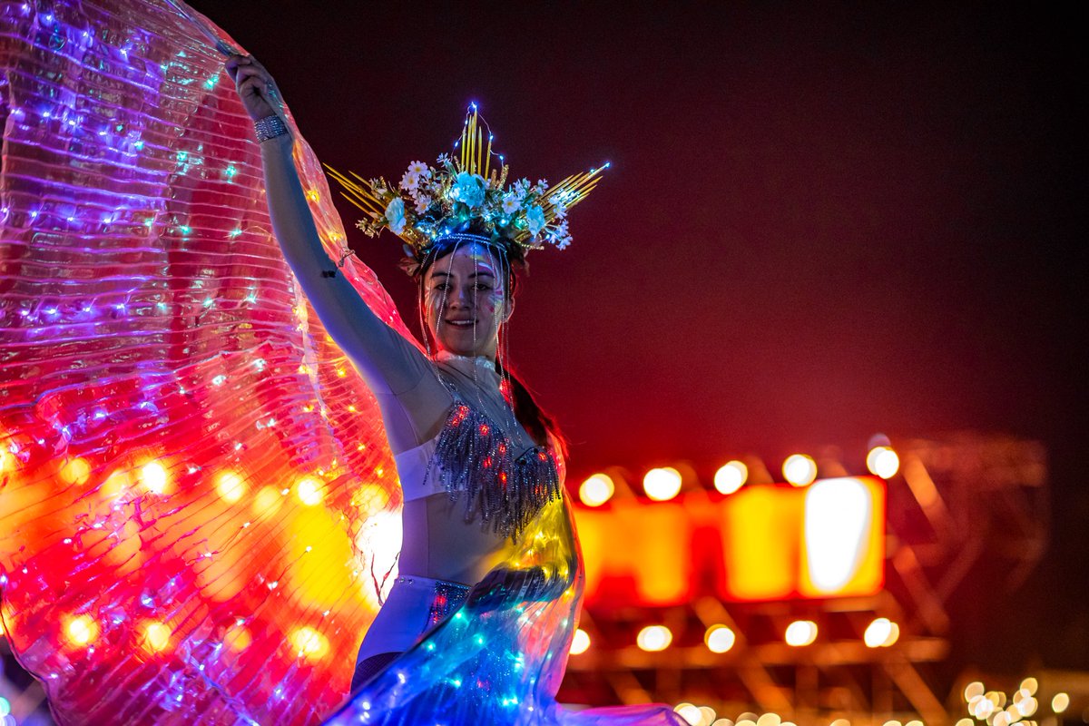 Bahidora's tweet photo. Entre luces, música y el río, aparecen esos personajes que hacen todo más especial. Los que bailan sin parar, los que brillan distinto y los que convierten Bahidorá en otro mundo ✨ https://t.co/RYud7URWra