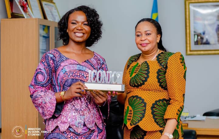 acprdcongo's tweet image. #RDC : le prix "Meilleure jeune maître de cérémonie d’Afrique" décerné le 13 février dernier à #Harare, au #Zimbabwe, à une journaliste congolaise, a été présenté officiellement à la ministre du Genre, famille et enfant (GFAE), à Kinshasa, en République démocratique du Congo,