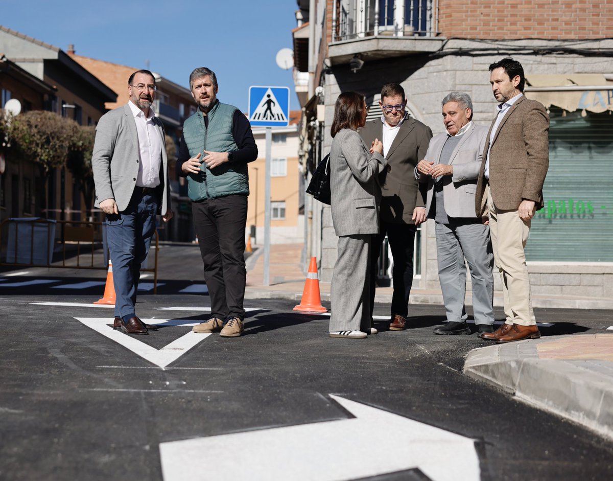 pcorbalanruiz's tweet photo. Acompaño al consejero @MA_GarciaMartin y al alcalde de Colmenar @carlosblazquezr en visita a varias calles renovadas integralmente con cargo al PIR y a la parcela donde la @ComunidadMadrid construirá un nuevo matadero supramunicipal con 12 MM€ de inversión. #PlanificaMadrid https://t.co/cqrL7uMiUS