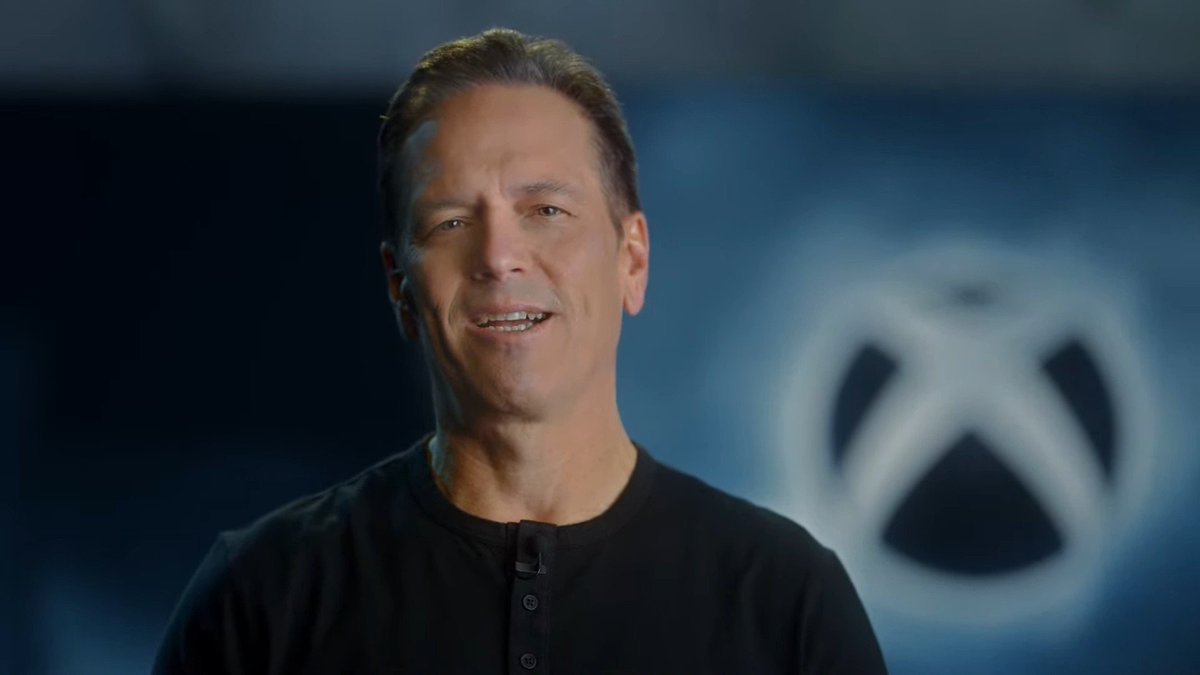 ElOjoGeek's tweet photo. 🚨 ÚLTIMA HORA

🔴 Phil Spencer se retira y deja su cargo como CEO de Microsoft Gaming tras 38 años en Microsoft y 12 liderando Xbox.

🔹 Sarah Bond también abandona la compañía, pese a ser considerada la sucesora natural de Spencer.

🔹 La nueva CEO será Asha Sharma, hasta ahora presidenta de CoreAI en Microsoft.

🔹 Promete tres pilares: grandes juegos, “el regreso de Xbox” con foco en consola, y el “futuro del juego” sin depender de IA sin alma.

🔹 Matt Booty asciende a Chief Content Officer y supervisará el portfolio de estudios, que incluye Xbox, Bethesda y Activision Blizzard.

🔹 La era Spencer deja hitos como Game Pass y las compras de ZeniMax y Activision Blizzard, pero también un complicado ciclo para Xbox Series X|S y ventas a la baja en 2025.

🪢 IGN.