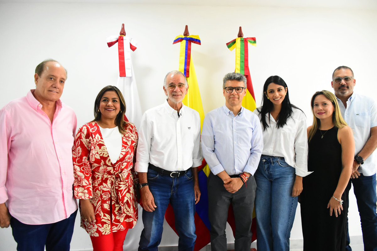 veranodelarosa's tweet photo. ¡Gestionamos más oportunidades de acceso a la educación superior en Atlántico! 🎓 📚

Hoy recibimos la visita de Álvaro Urquijo, presidente del @ICETEX, para coordinar acciones y fortalecer programas que beneficien a nuestros jóvenes estudiantes en todos los niveles, incluyendo bilingüismo.

Transformamos el departamento desde las aulas. #MÁSEducación