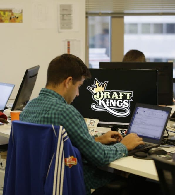 Guy used to build sports lines at DraftKings and now he prints on Polymarket spreads like he never left the book.

Not a Twitter tipster type.

More like a lines guy who lives in numbers, closes gaps fast, and treats price as something you trade, not something you believe.

Then