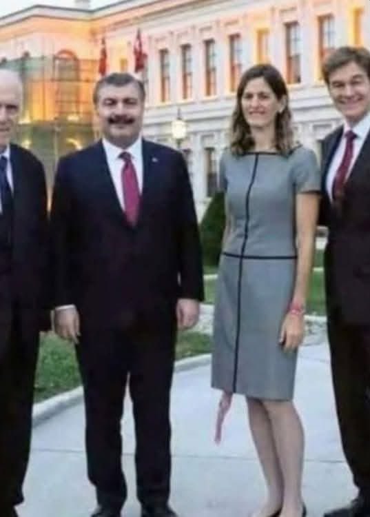 Resimdekiler ilaç şirketi Atabay Holding'in Yönetim Kurulu Başkanı Bülent Atabay, Sağlık Bakanı Fahrettin Koca ve ünlü doktor Mehmet Öz.

Atabay Holding 1939 yılında kuruluyor, Atabay ailesi Kırım göçmeni Yahudi. Sağlık Bakanı Fahrettin Koca'nın Medipol Üniversitesi ile ortak.