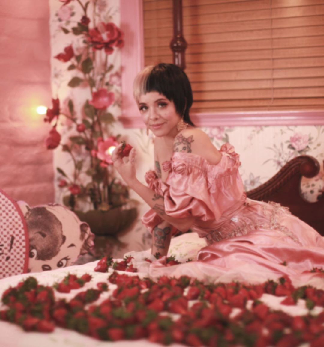 She was so happy holding that apple 😭😭😭😭😭😭😭😭😭😭😭😭😭😭😭😭😭😭😭😭😭