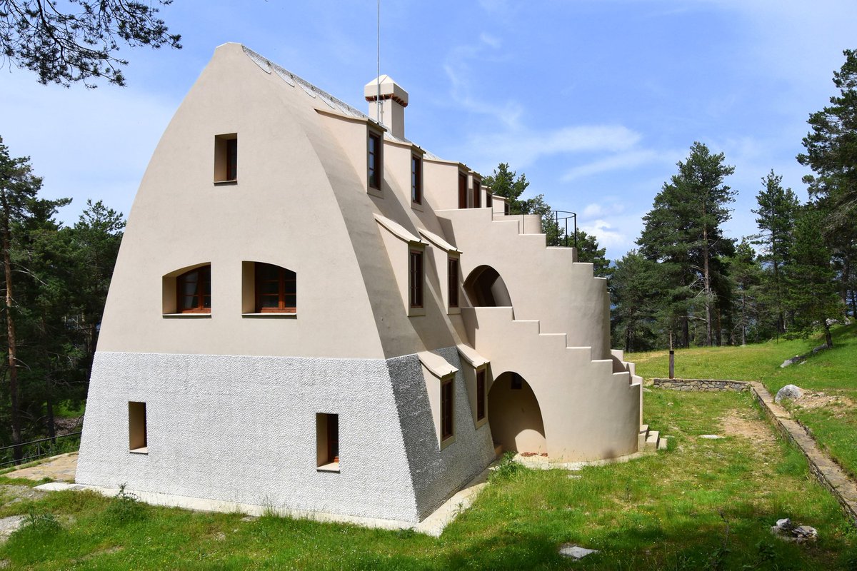 psittarch's tweet photo. ...
2. Koledž Svete Tereze (Colegio Teresiano),
3. Vrtovi Artigas na obodu pirinejske šume,
4. Kuća Botines u Leonu,
5. Šale na Katljarima (tek je ovih dana prepoznat kao Gaudijevo delo) i
6. Kuća Miranda u mestu Ljinars de Valjes pokraj Barselone.2/2 https://t.co/VdCrai8KTT