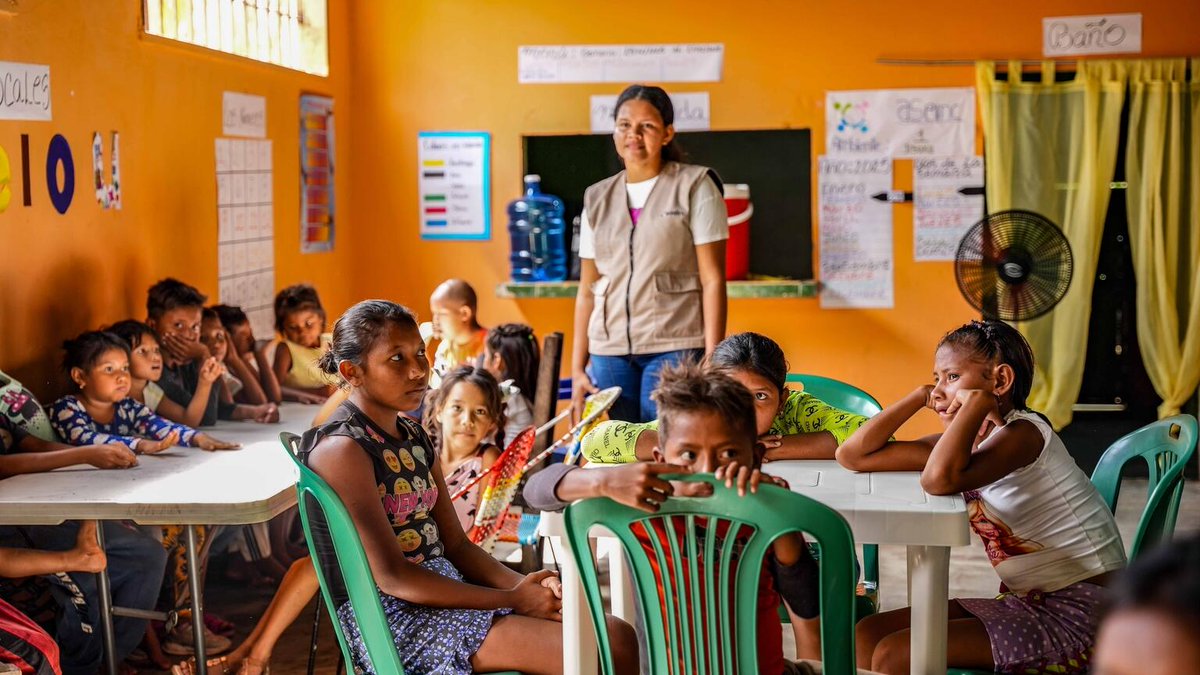 Junto a las autoridades educativas del país, en 2025 se implementó un programa de nivelación académica, logrando que 1.511 estudiantes que estaban fuera del sistema escolar hoy estén en las aulas. La educación transforma vidas. 

#ParaCadaInfancia, Educación  #EstamosAquí