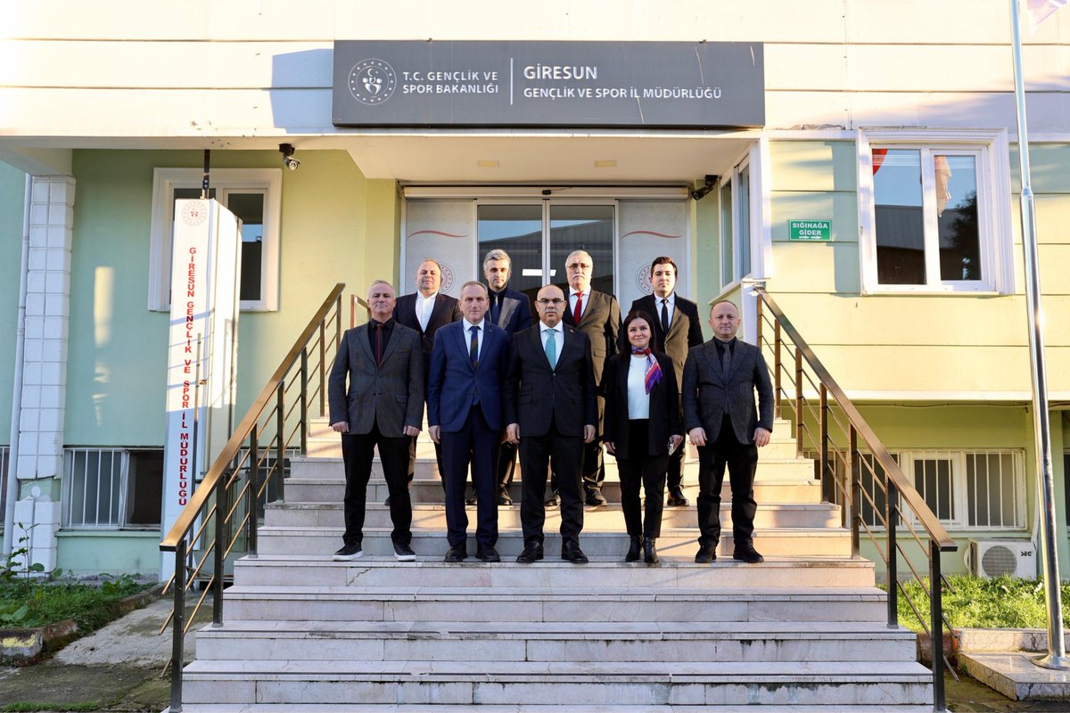 Valimiz Sayın Mustafa Koç, Gençlik ve Spor İl Müdürlüğünü ziyaret ederek il genelinde yürütülen çalışmalar hakkında brifing aldı.

İl Müdürü Muzaffer Ergün tarafından karşılanan Vali Koç, kurumun mevcut projeleri, sportif faaliyetler, gençlik merkezlerinin durumu ve planlanan