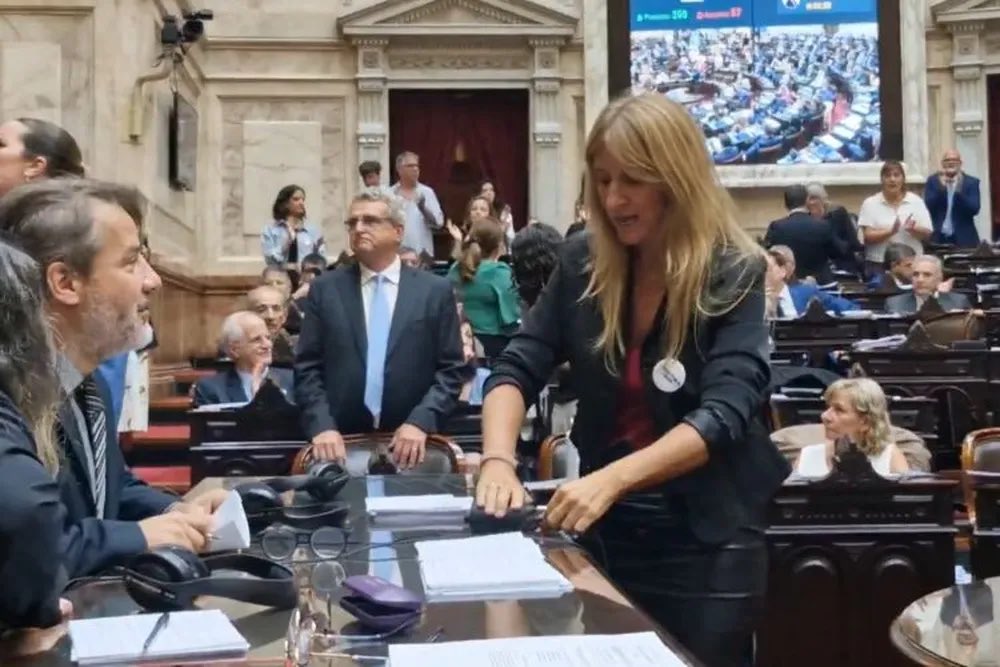 Imagino que en la próxima sesión de <a href="/DiputadosAR/">Diputados Argentina</a> alguien se dignará a plantear una cuestión de privilegio para esta negra patotera según lo establece el artículo 128 del Reglamento.