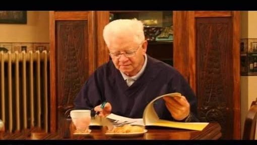 Dünyada en genç yaşta profesör ünvanını alan, 60 yıldır çözülemeyen bir matematik kuramını çözerek adını matematik tarihine yazdıran, DNA sarmalının açıklamasını en sağlam şekilde yapan, katıldığı bütün bilim konferanslarında çok iyi derecede İngilizce bilmesine rağmen, sunumunu