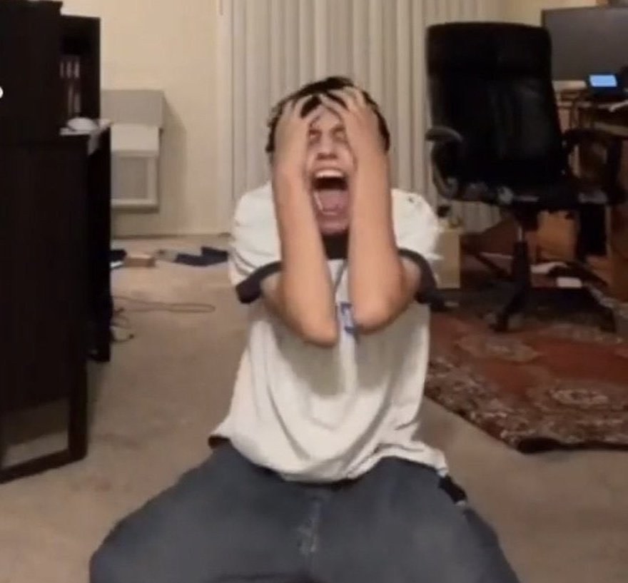 odio que mi cerebro no sepa procesar un mal momento sin hacerme sentir fea Y GORDA dios que tiene que ver una cosa con la otra dejame en paz