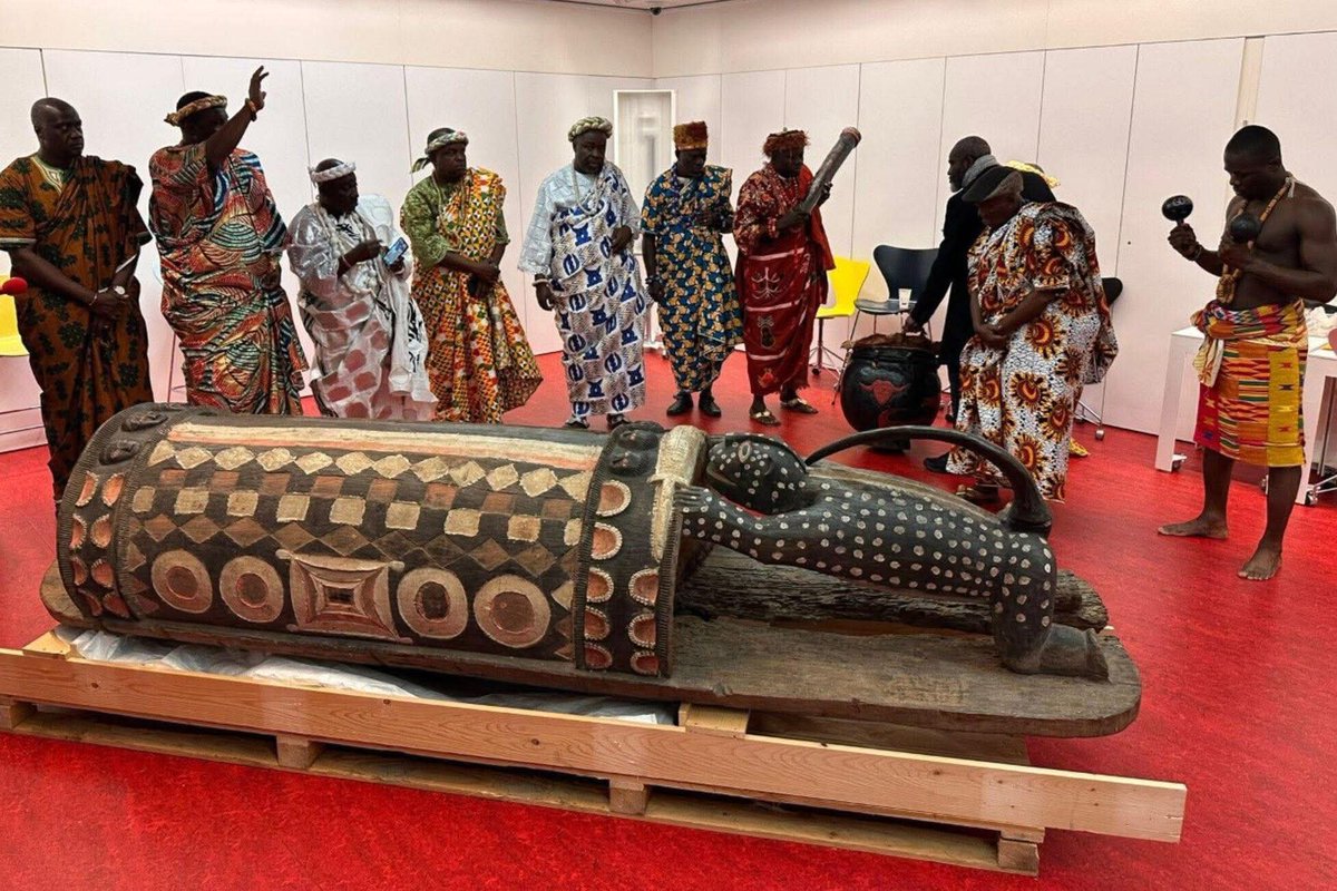 Ivoirowsky's tweet photo. 🇨🇮 🇫🇷 La #France rend le tambour-parleur du peuple #Atchan "Djidji Ayôkwé".
Volé par l'administration coloniale en 1916. Conservé au musée du Quai Branly pendant 1 siècle
Il sera exposé au musée des civilisations de Côte d'Ivoire. https://t.co/4muE3e2JlP