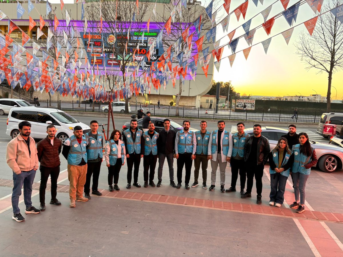 İftara dakikalar kala gençlik caddelerde😎

İftara yetişemeyen vatandaşlarımızın imdadına gençlik kolları teşkilatımız ile yetişmeye çalıştık. 

#İftara5Kala