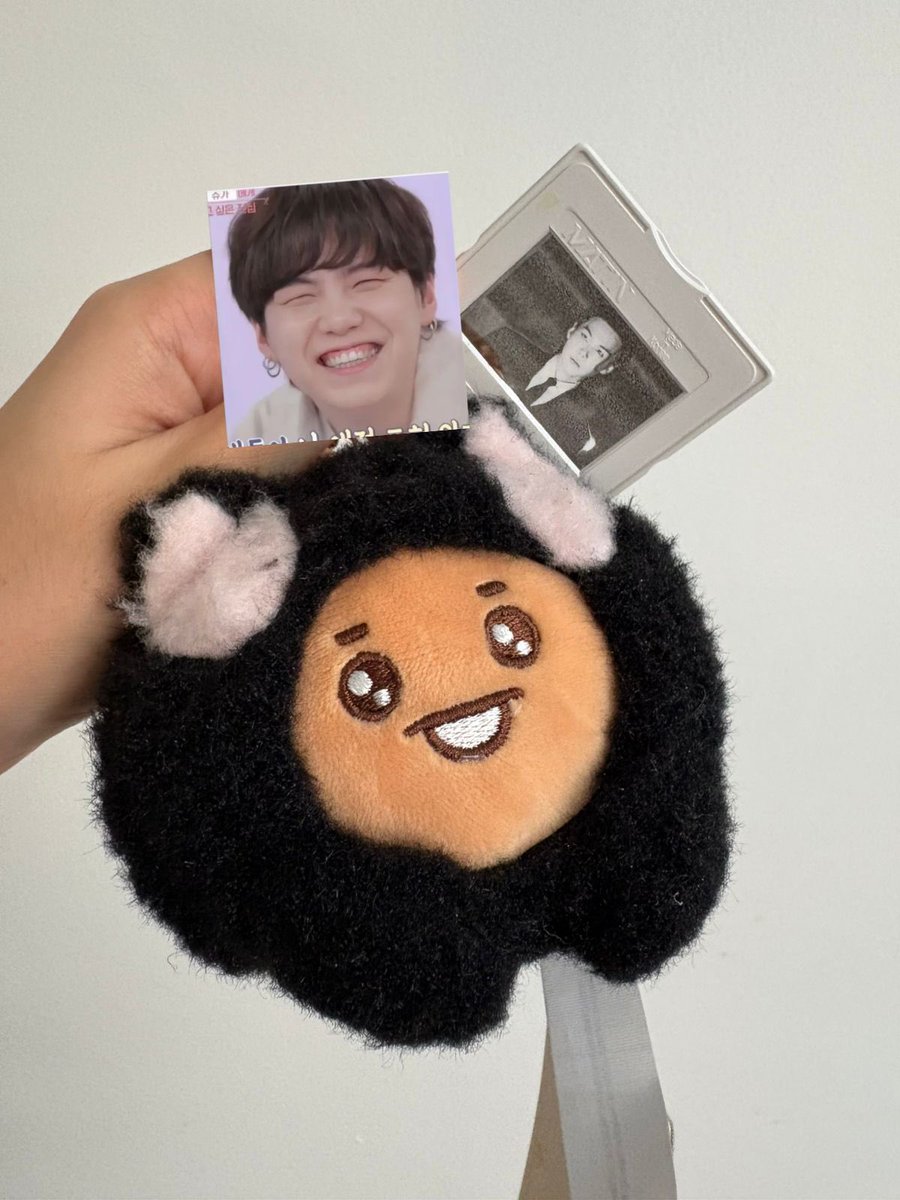 yoongab_d's tweet photo. ✨feedback super positivo para a @springitae ✨

a diva me ajudou a conquistar o shooky fantasiado de tang (chore se você chorou) que é a coisa mais FOFUXA do planeta 🥹😭 

ainda ganhei esse mimo que não sei bem o que é mas eu amei ✌🏻😗

muito obrigada 💜✨

 #beacegsfeedbacks https://t.co/1ZV0AOndE0
