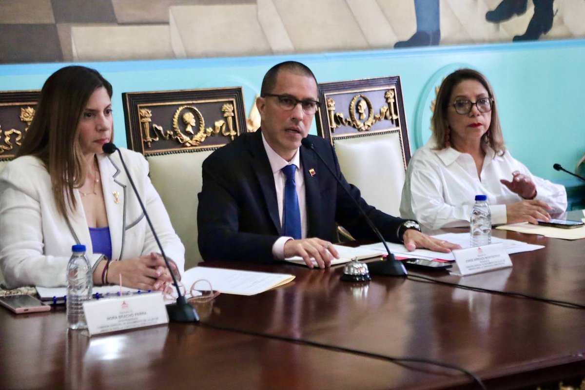 A pocas horas de la aprobación unánime de la Ley de Amnistía para la Convivencia Democrática y su promulgación por parte de la Presidenta (E) <a href="/delcyrodriguezv/">Delcy Rodríguez</a>, instalamos la Comisión para el seguimiento de la Ley con 23 disputad@s de todos los grupos parlamentarios de la A N.