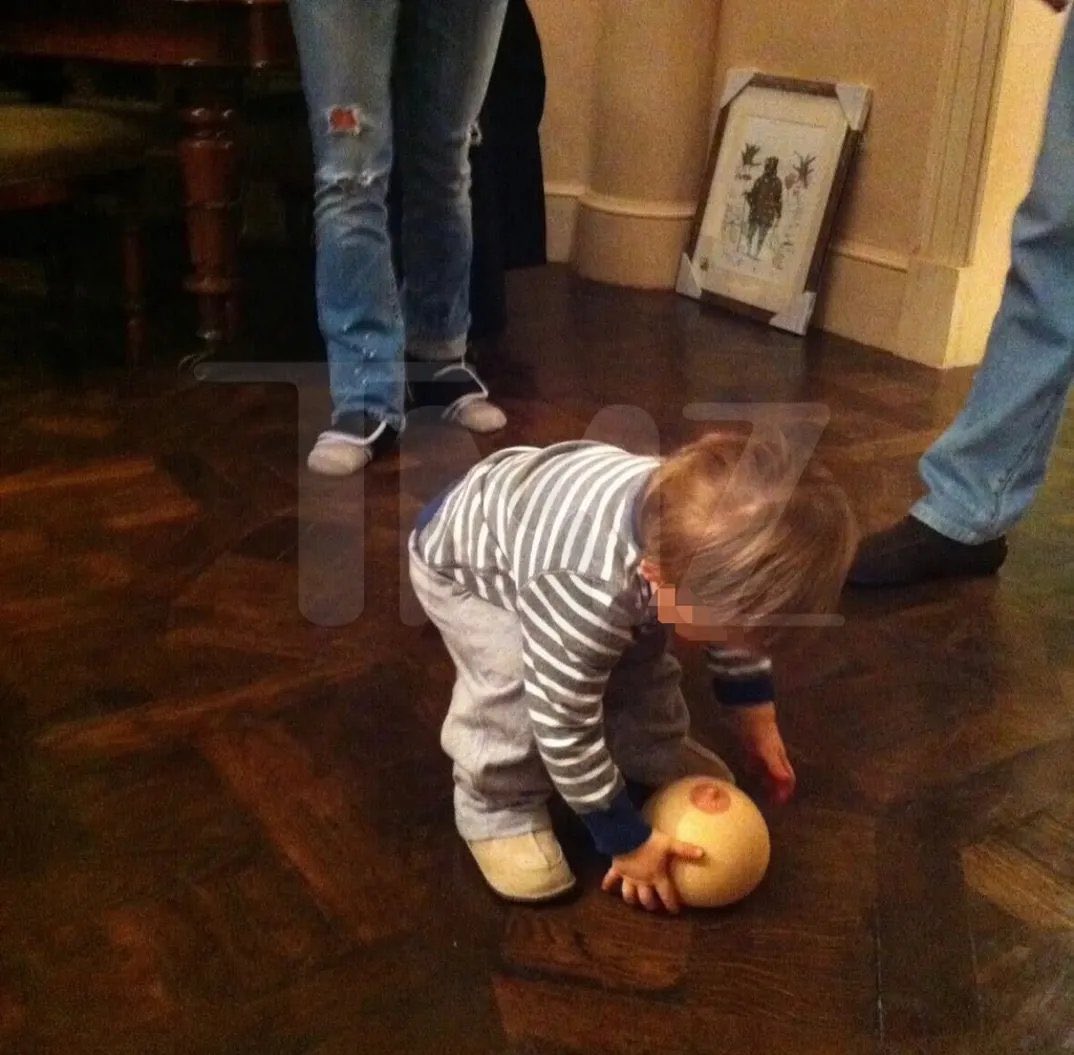 peladodelatv's tweet image. 🚨 EL PRÍNCIPE ANDRÉS JUGANDO CON UN NIÑO QUE TIENE UNA PELOTA CON FORMA DE PECHO Y UN PEZÓN 🚨

Este pobre bebé 😭 . Si esto no te revuelve el estómago y no te demuestra lo enferma que está esta gente, entonces no sé qué decirte.