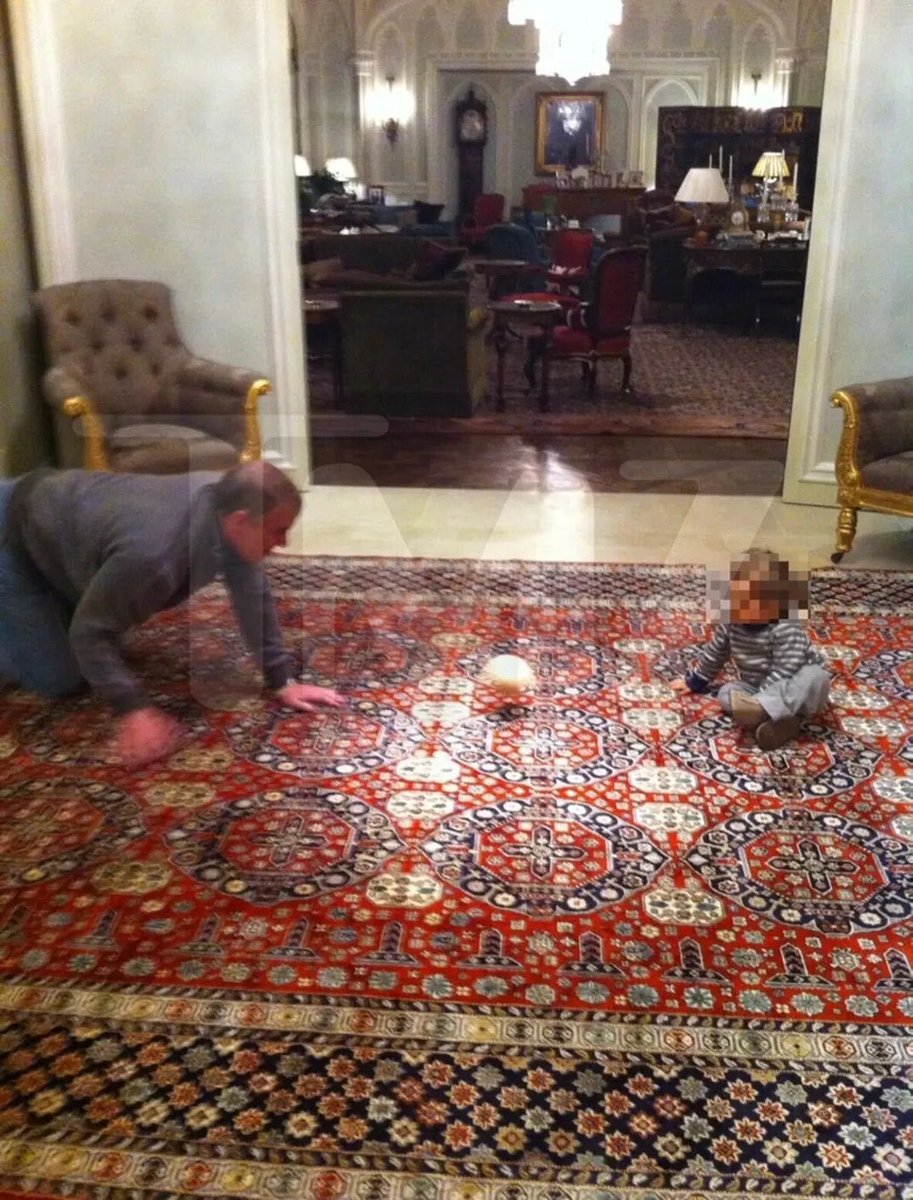 peladodelatv's tweet image. 🚨 EL PRÍNCIPE ANDRÉS JUGANDO CON UN NIÑO QUE TIENE UNA PELOTA CON FORMA DE PECHO Y UN PEZÓN 🚨

Este pobre bebé 😭 . Si esto no te revuelve el estómago y no te demuestra lo enferma que está esta gente, entonces no sé qué decirte.