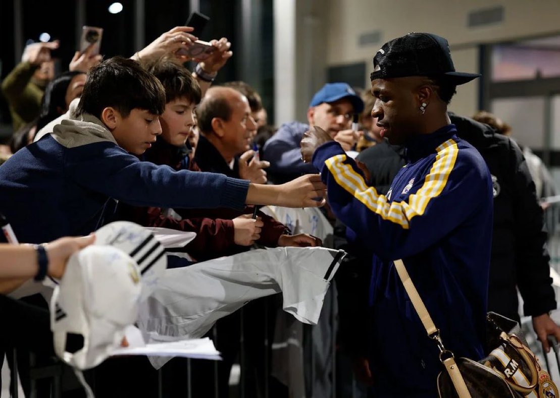 Vinícius Jr firmando autógrafos a los aficionados en Pamplona ❤️