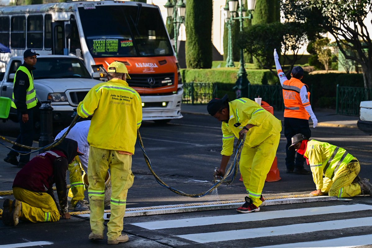 Esta mañana, en la capital mexiquense, se realizó una nueva jornada de #LimpiemosEdoMéx.
La participación de las y los servidores públicos, así como de las y los vecinos que se suman a esta actividad, permite que avancemos en el mejoramiento de #Toluca.
#ElPoderDeServir