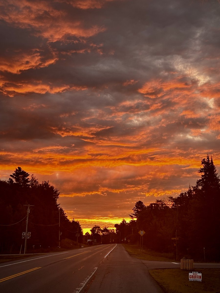 liz_july4th's tweet image. #NewYork #NY #UpStateNY #Adirondacks 

3-hour drive of the #backroads beginning at #FortDrum until #LakePlacid #JohnBrownSP and along the way, witnessing the fall sky dance before me 💗💗