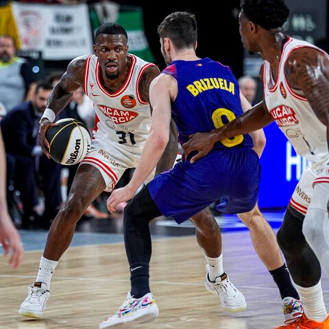 Con lo díficil que es que arraiguen jugadores americanos en nuestro basket durante años, creo que Dylan Ennis ya está en la conversación de grandes extranjeros que han pasado por la Liga Endesa.

8 temporadas ya... y el nivel que está dando ahora es altísimo.

📸<a href="/pozo_mariano/">Mariano Pozo</a>