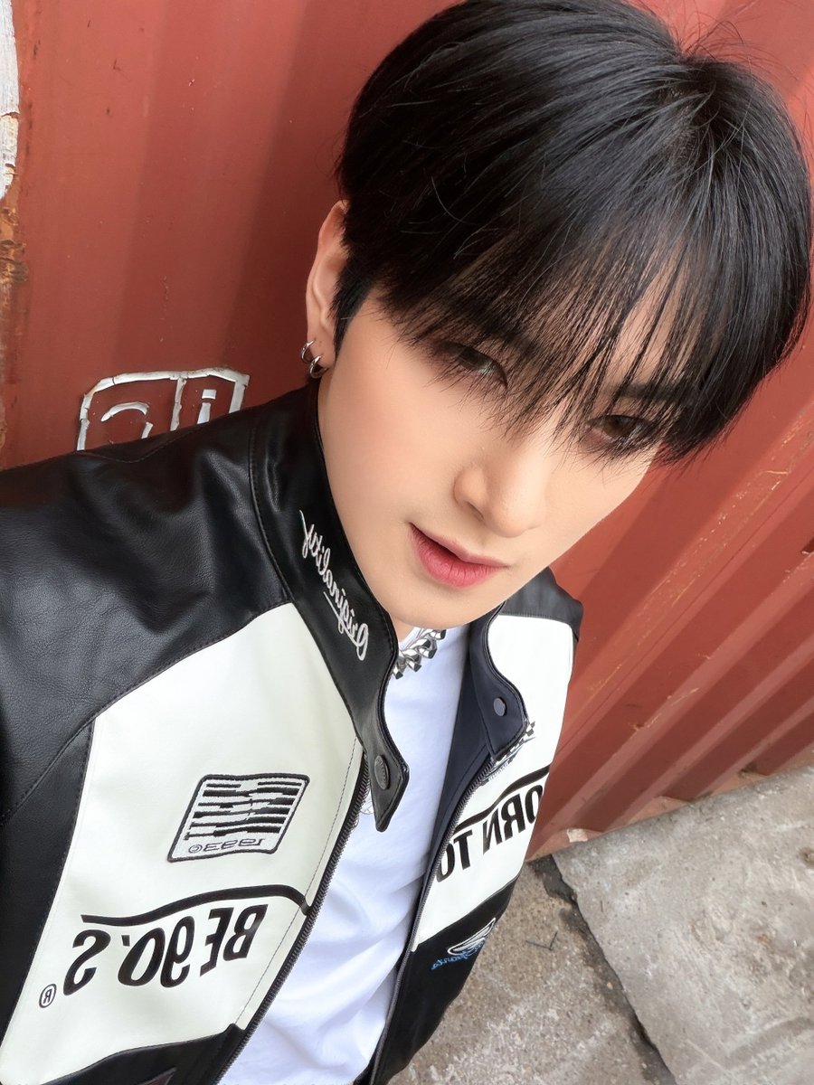 [#윤우] 독일 준비됐나🐺🩶🖤

#FROM_TRENDZ #TO_FRIENDZ #TRENDZ #트렌드지