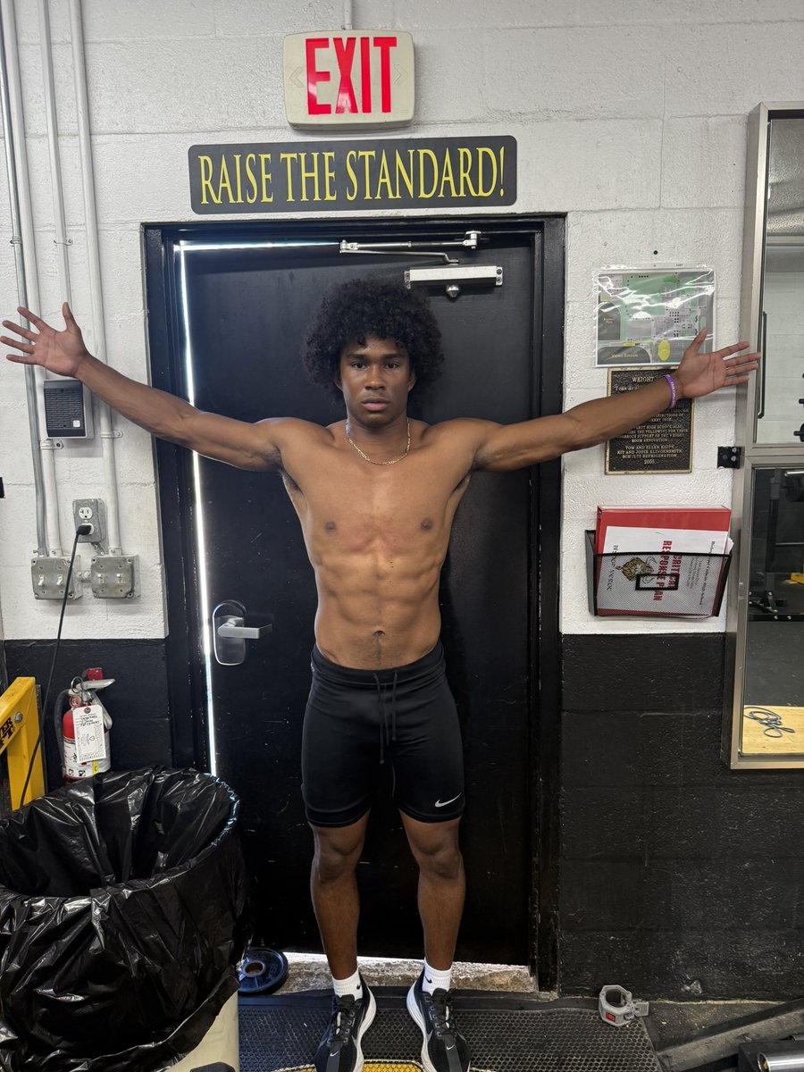 JydenGerman8's tweet photo. Speed and strength go hand in hand !!#seasonready @CoachRodeBV @GermanJammi @H2_Recruiting @TheOpening @GAINSportsLLC @sixstarfootball @ChadSimmons_ @larryblustein @247Sports @RivalsCamp https://t.co/widRrrFGhd