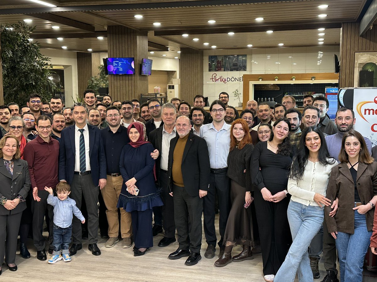 meserhatkaradag's tweet photo. #sporunbirleştiricigücü🇹🇷
“Önce Ahlak ve Maneviyat”

Üroloji alanında hekim olarak göreve başlayan değerli evladım,oğlum Cemal Topal, uzmanlık eğitimini başarıyla tamamlayarak ilgili alanda yetkinliğini resmî olarak kazanmıştır. Bu önemli akademik ve mesleki sürecin tamamlanmasından dolayı kendisini tebrik ediyor, hekimlik hayatında üstün başarılar diliyorum.

Uzmanlık eğitimi boyunca bilimsel ve manevi desteğini esirgemeyen kıymetli eşi, ailemizin değerli hekimi ,kıymetli kızım Sümeyye Sidre’yi de ayrıca kutluyorum.

Bu süreçte nitelikli eğitim ve akademik rehberlik sunan Başakşehir Çam ve Sakura Şehir Hastanesi Üroloji Bölümü’nün saygıdeğer öğretim üyelerine ve eğitim kadrosuna teşekkürlerimi sunarım.

Türk hekimleri; bilimsel donanımları, etik değerlere bağlılıkları ve hasta odaklı yaklaşımlarıyla uluslararası düzeyde saygın bir konuma sahiptir. Bu vesileyle tüm sağlık camiamıza başarılarının devamını temenni ediyorum.
@rterdogan @kemalmemisoglu53 #halillutficanat  @mdctopal @camsakurasehir