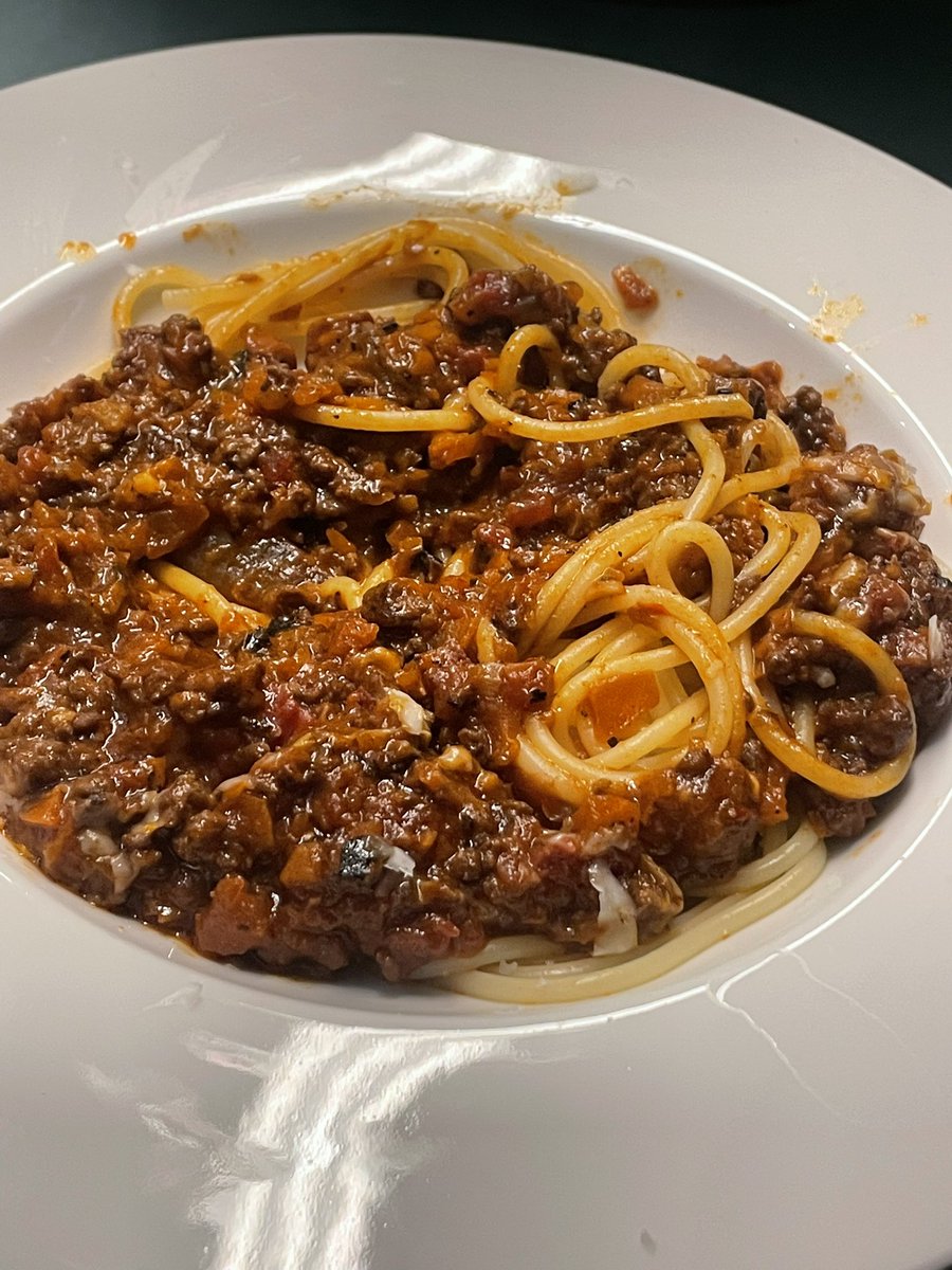 Die Mädels fahren in‘n Skiurlaub, aber vorher wollten die unbedingt Papas Bolo. Klar kriegen die das!
Essen, jetze🤩🤗
Setzt euch. Grüße aus #AndisKombüse