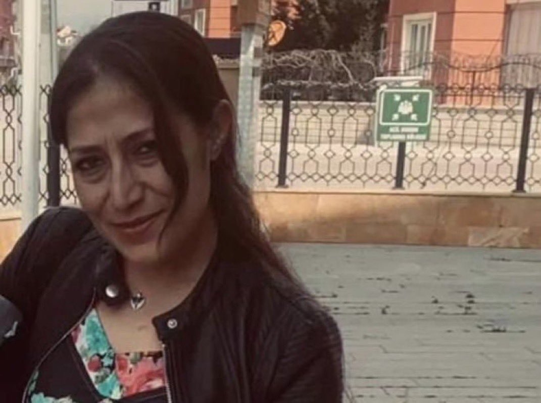 4 Afgan göçmen binlerce km yolu aşarak Türkiye’ye geldi ve Çiğdem'i kaçırıp uyuşturucu kullanmaya zorladı. Önce işkence edip tecavüz ettiler, sonra onu öldürüp bir evin bahçesine gömdüler!

Çiğdem, 5 ay kayıptı ve ailesi onu arıyordu. Bu acıyı unutma Türkiye! 

Çiğdemi unutma!