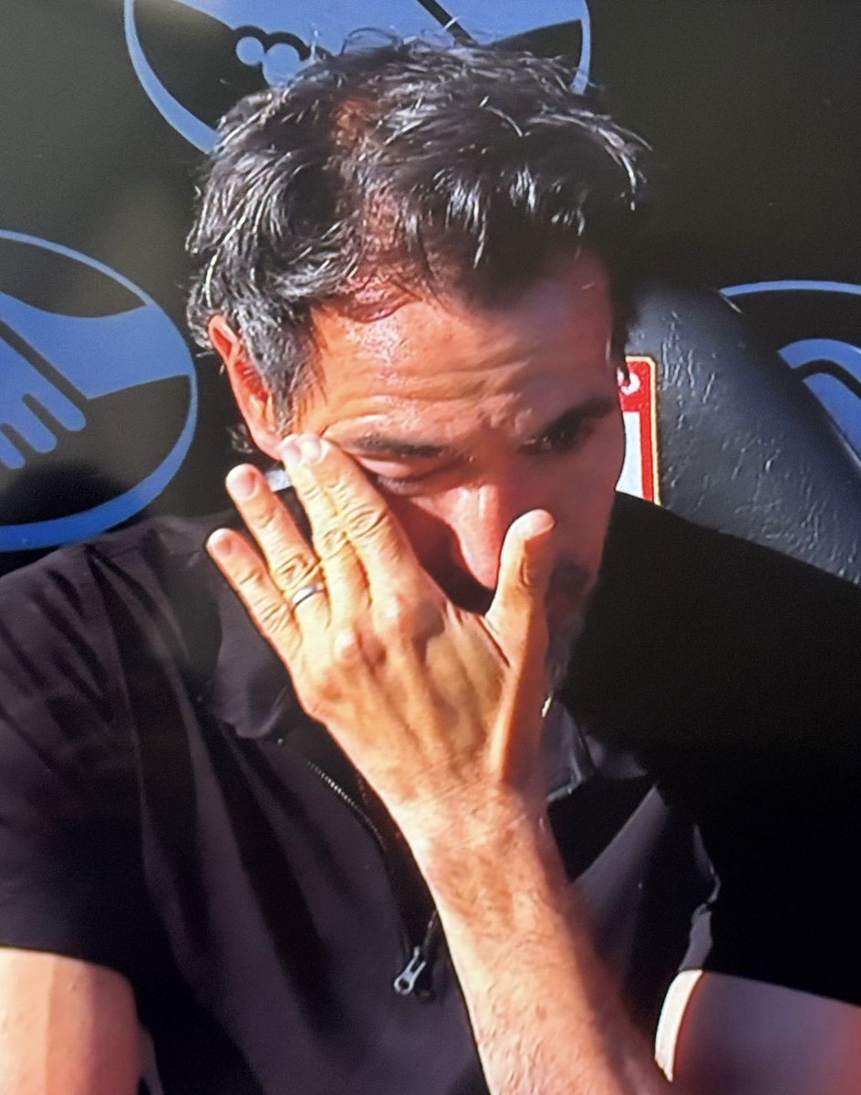 🐔📋✍🏻 EDUARDO DOMÍNGUEZ SE DESPEDE DO ESTUDIANTES! 

⚽️  O novo treinador do Atlético foi ovacionado antes do duelo entre Estudiantes e Sarmiento. 

🎙️ “Olê, Olê, Olê, Olá, Barba, Barba”, cantou a torcida do clube argentino. 

📸: Reprodução / ESPN