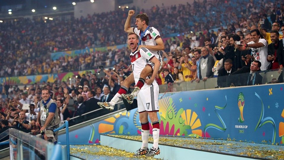 تخيل يا عزيزي المتابع الاعب الأكثر مساهمة في مونديالين على التوالي وصاحب انجاز اصغر هداف في تاريخ كاس العالم وبطل العالم في البرازيل واكثر لاعب اوروبي صنع اهداف تاريخيا والوحيد بجانب ميسي الذين يمتلكون اكثر من (300) هدف واسيست اصبح يُقارن في دي بروين ! مهزله وجب قمعها.