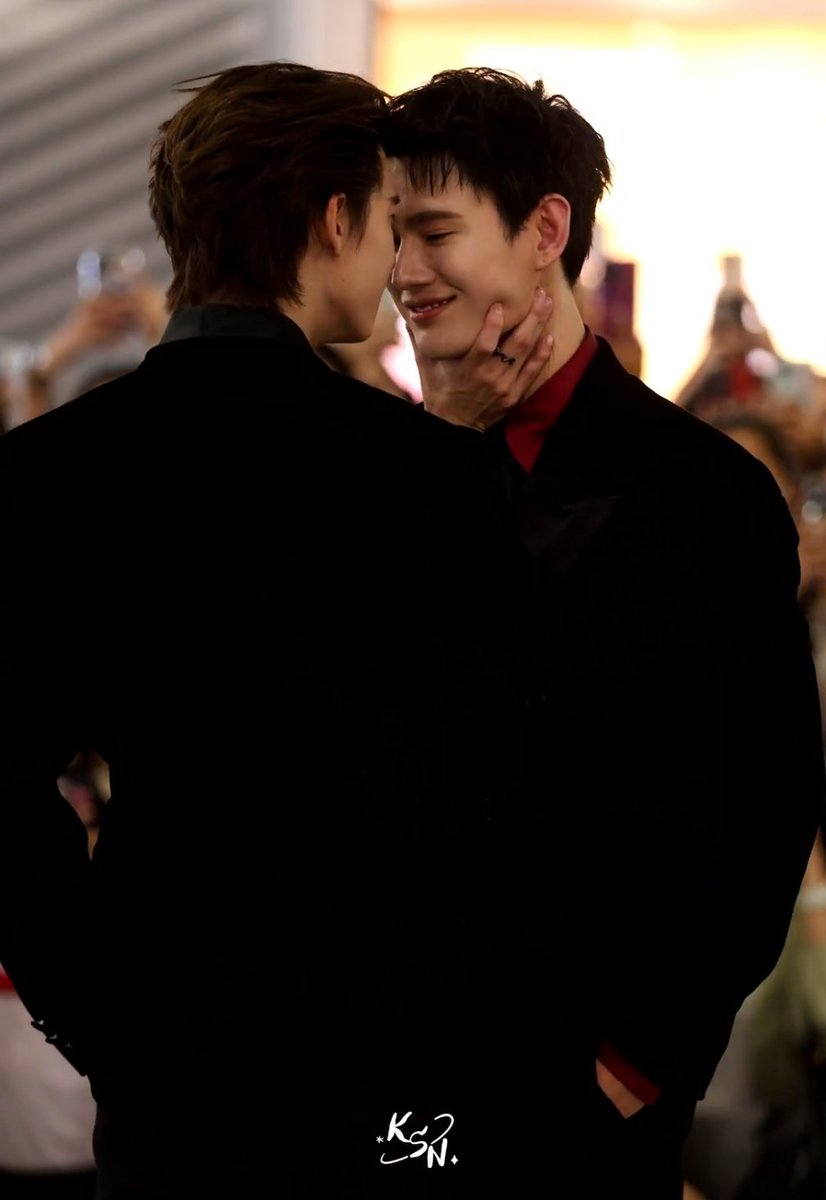 Siz ikiniz yalnız kalınca nasıl şeyler yapıyosunuz bu hâl nedir mesela 👀