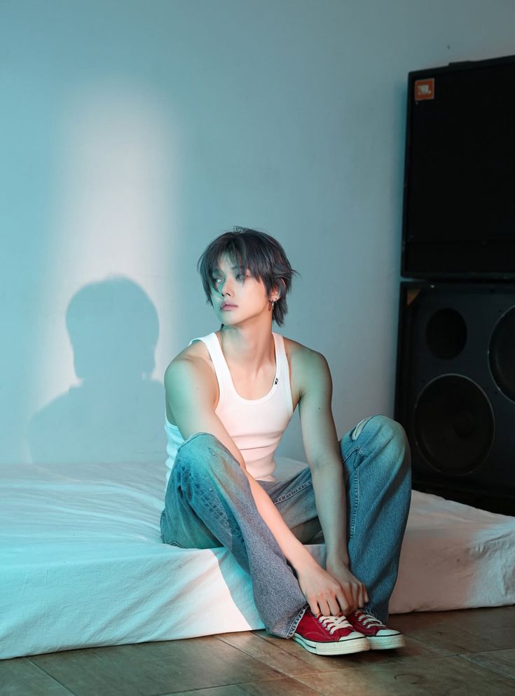 look at my cat isn't he the prettiest