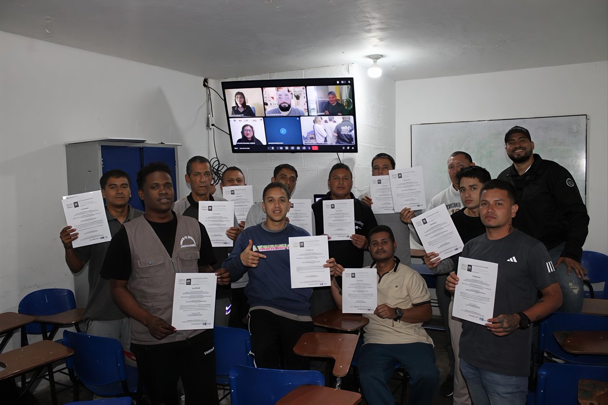 INPEC_Colombia's tweet photo. 📍 #SantaRosaDeOsos | En el ERON se realizó la clausura del Gimnasio Filosófico Boecio, en alianza con la @UniversidadUNAD y la #USevilla, certificando a 12 PPL.
🤝 Aprovechamiento del tiempo libre para fortalecer el pensamiento crítico y el compromiso con la resocialización. https://t.co/TtQO5qNfya