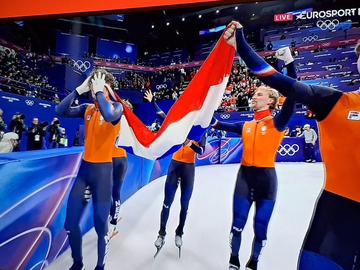 EdwinSmolders's tweet photo. Wat was dit waanzinnig mooi, spannend en geweldig om te zien #Shorttrack. Een fantastische gouden medaille voor @TeamNLtweets #relay met hattrick medailles #JensvantWout https://t.co/jvRgVuQzNY