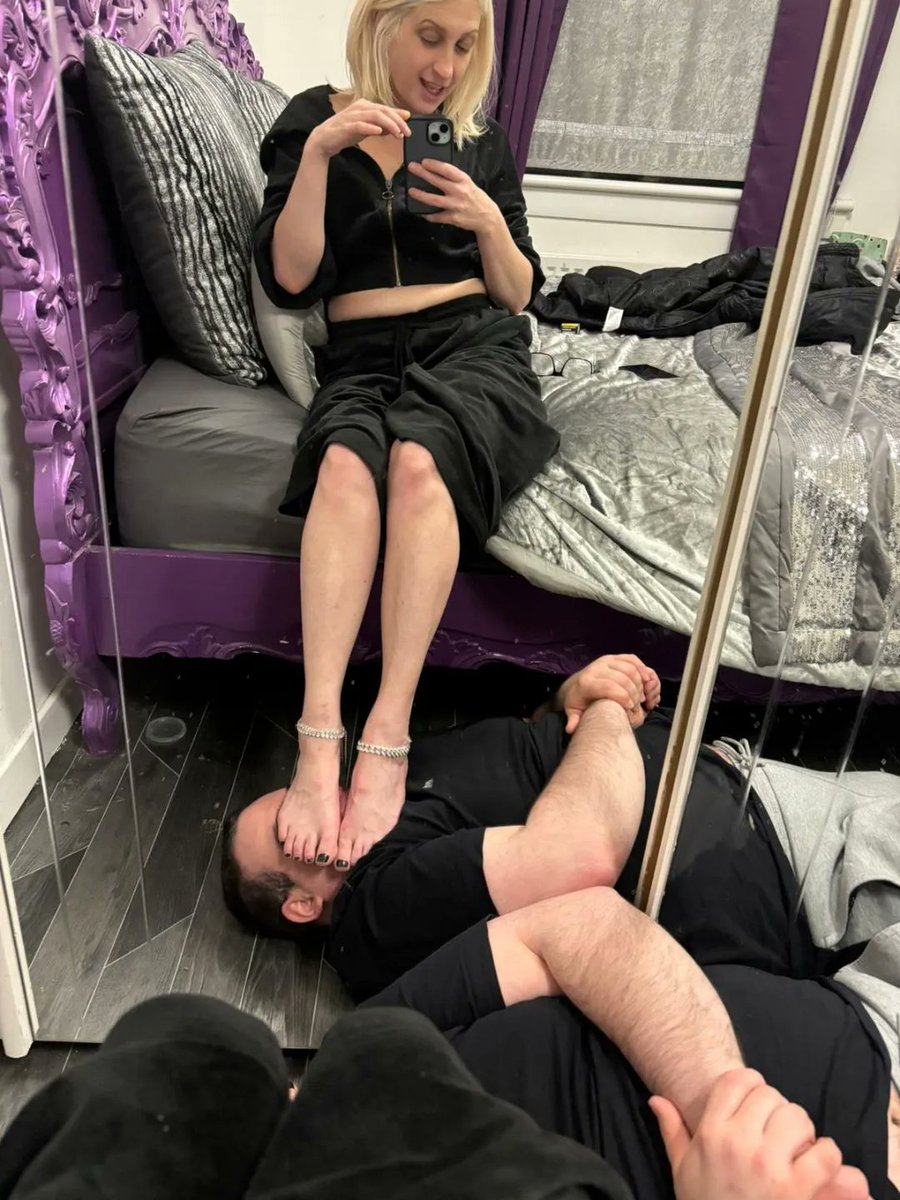 Human Footstool 👣.....Beg to be next