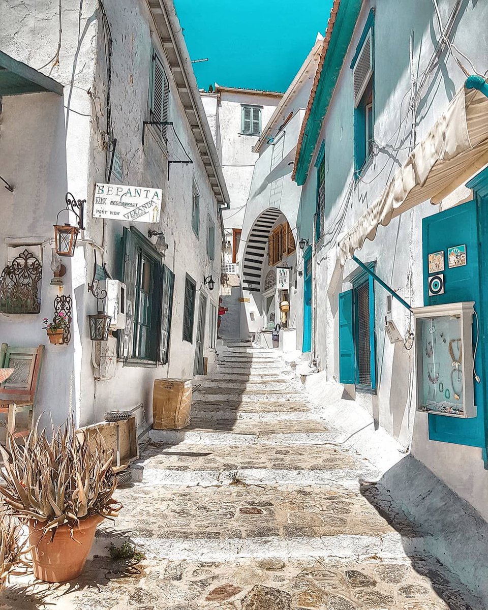GreekPictures's tweet image. #Hydra Town, in the #Saronic Gulf, is one of the few Greek islands with no cars or motorbikes. Movement is on foot, by donkey, or by boat, preserving its stone alleys, whitewashed houses, and 18th-century maritime character. 🇬🇷 #BradPitt
📷 dimitris_adrikop