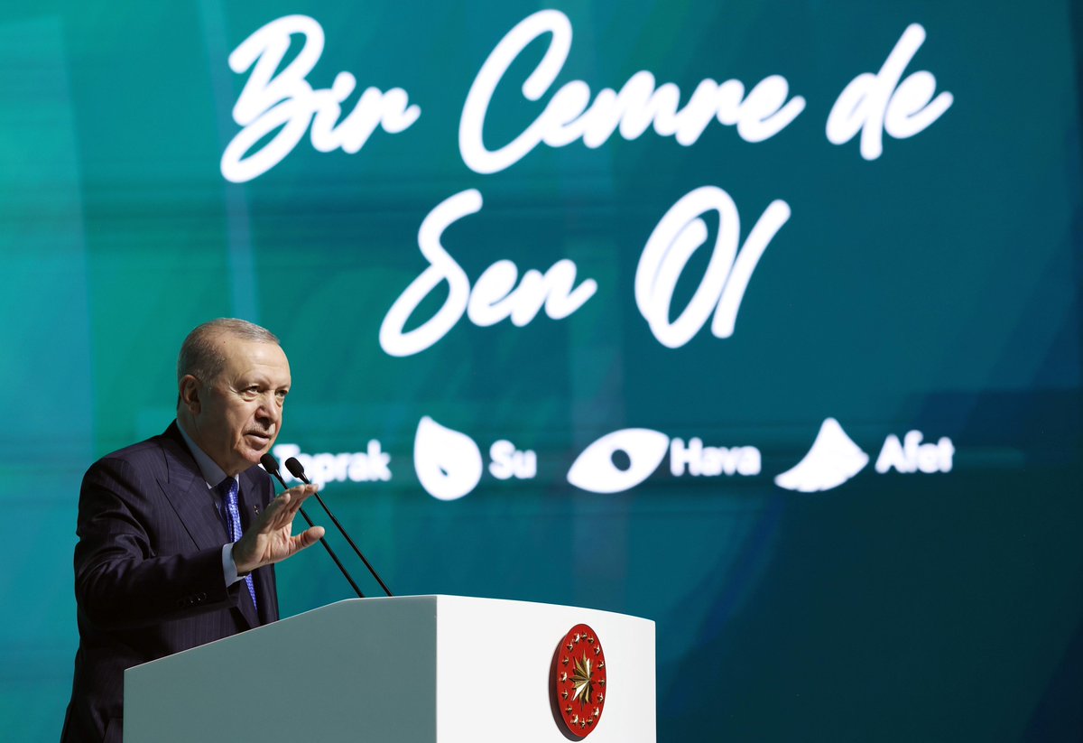 cemrevakfi's tweet photo. Doğanın uyanışını müjdeleyen ilk cemrenin havaya düştüğü bu anlamlı günde, #CemreVakfı Tanıtım Programı ve açılışını Cumhurbaşkanımız Sayın Recep Tayyip Erdoğan’ın teşrifleriyle gerçekleştirdik.

Onursal Başkanımız Sayın Çiğdem Karaaslan, Mütevelli Heyeti Başkanımız Sayın Prof. Dr. Hasan Mandal ve Yönetim Kurulu Başkanımız Sayın Furkan Gökgöz’ün öncülüğünde, Yönetim Kurulumuz ve Denetim Kurulumuzun katkılarıyla gerçekleştirdiğimiz bu özel güne katılımlarıyla bizleri onurlandıran tüm Cemre gönüllülerimize ve kıymetli misafirlerimize teşekkür ederiz.

Cemre Vakfı olarak, medeniyet değerlerimizi merkeze alan bir anlayışla toplumsal fayda üretmek ve geleceğe değer katmak için yola çıktık. 

İlk cemreyle birlikte attığımız bu adımın ülkemiz ve milletimiz için hayırlara vesile olmasını temenni ediyoruz.

#BirCemredeSenOl 🇹🇷🪴